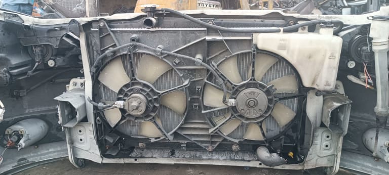 Nose cut Toyota Ipsum used in Sharjah — photo 10
