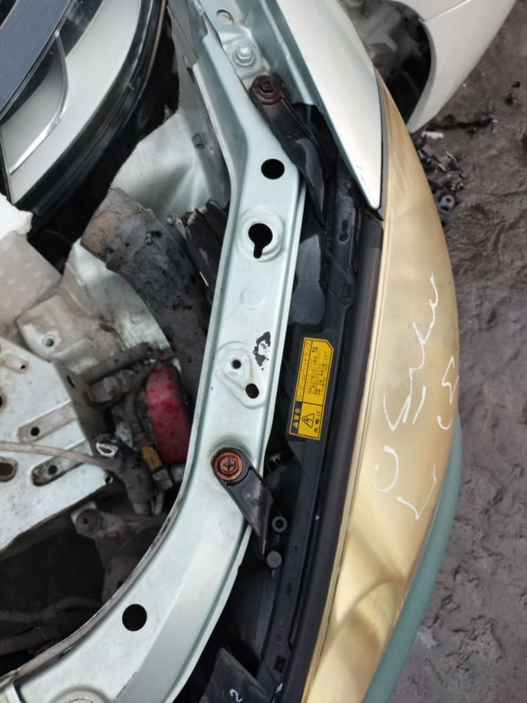 Headlights Toyota Ipsum used in Sharjah — photo 8