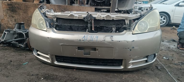 Nose cut Toyota Ipsum used in Sharjah — photo 2