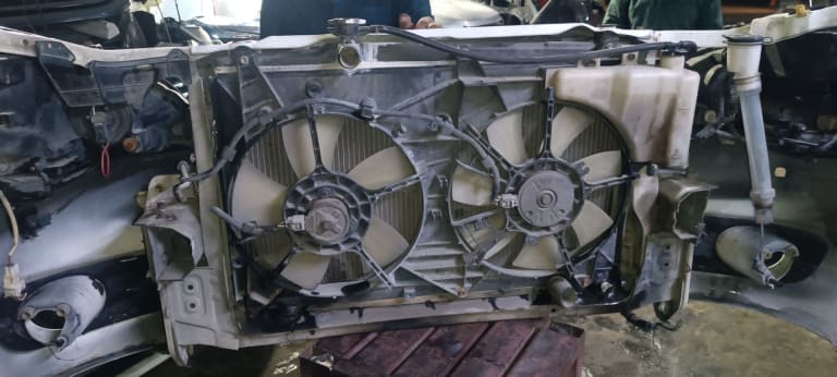 Nose cut Toyota Ipsum used in Sharjah — photo 2