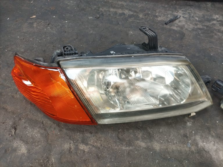 Headlights Nissan Wingroad used in Sharjah — photo 2