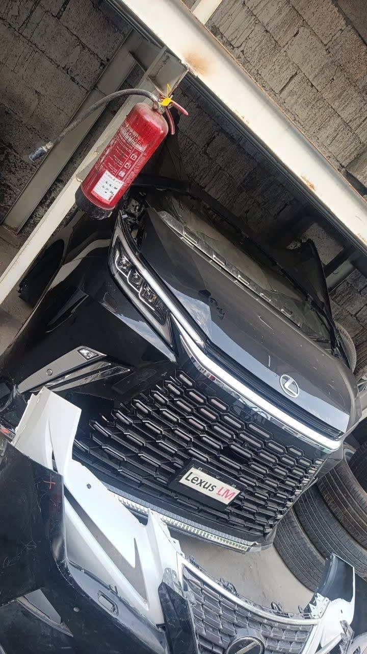 Lexus LM (MPV / minivan) halfcut