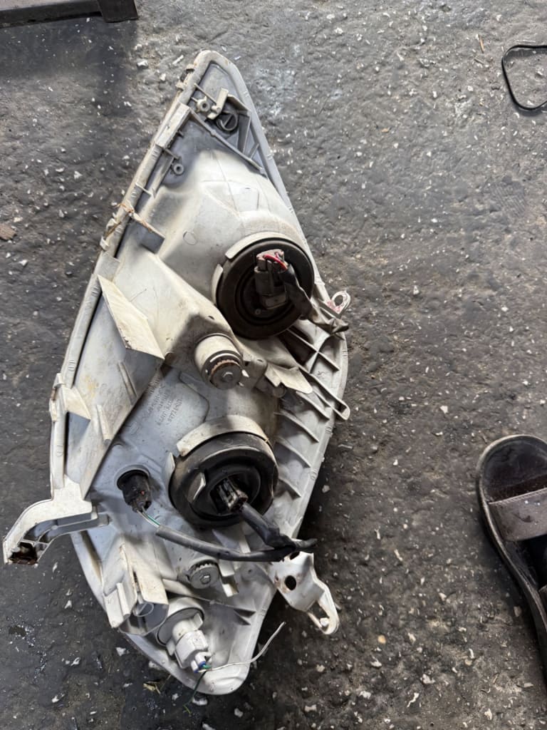 Headlights Toyota Corolla used in Sharjah — photo 3