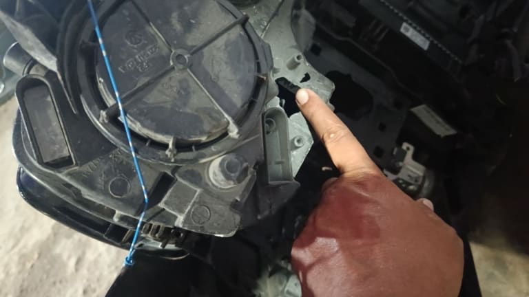Nose cut Volkswagen Golf used in Sharjah — photo 5