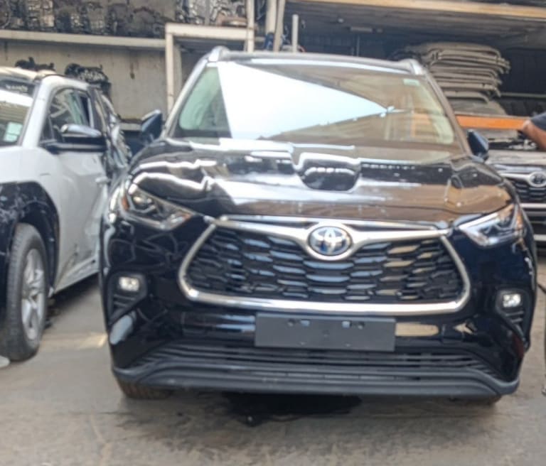Black Toyota Highlander SUV front end — grille, badge, headlights and bumper, Sharjah market