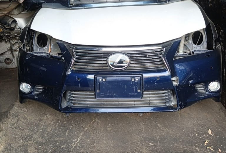 Dark blue Lexus GS front halfcut — bumper, spindle grille, badge and fog lamps, Sharjah market
