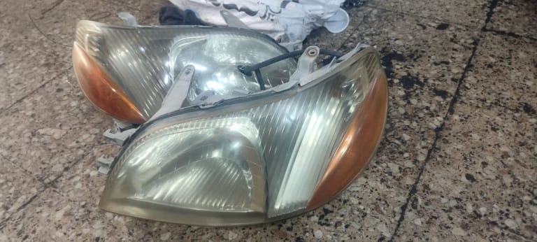 Headlights Toyota Platz used in Sharjah — photo 2