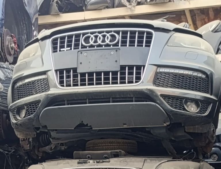 Silver-grey Audi Q5 SUV front cut — single-frame grille, bumper, fog lights and headlights, Sharjah market