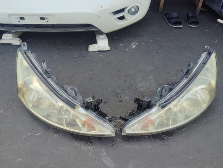 Headlights Mitsubishi Grandis MN161095