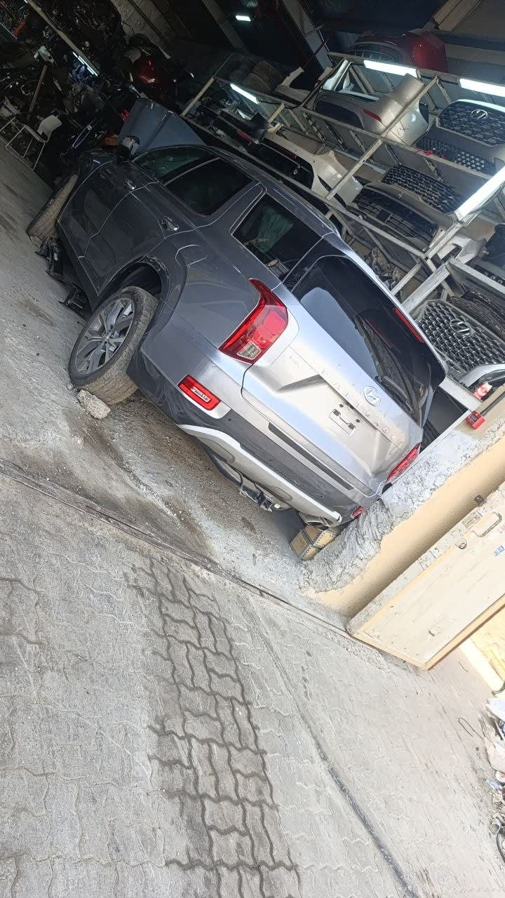Silver Hyundai Palisade SUV halfcut rear — tailgate, tail lights and rear bumper, Sharjah market