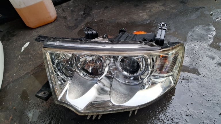 Headlights Mitsubishi Pajero Sport used in Sharjah — photo 2