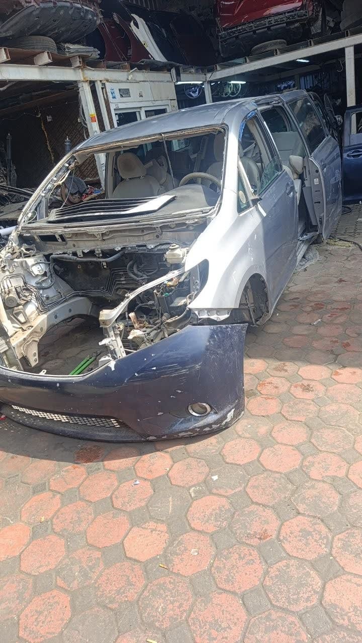 Dark blue Toyota Sienna halfcut — front cabin, engine bay, doors and detached front bumper, Sharjah market