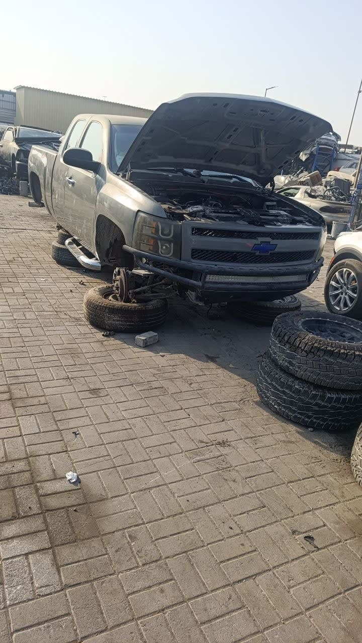 Grey Chevrolet Silverado 1500 pickup halfcut — grille, headlights, bumper and open hood, Sharjah market