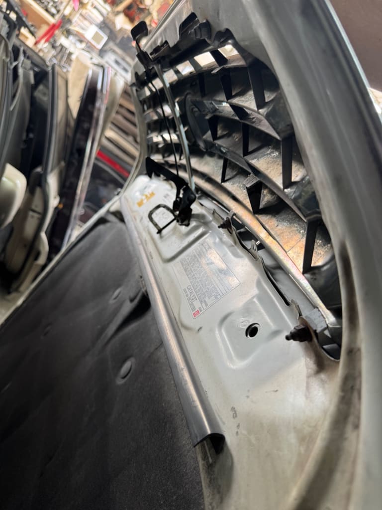 Hood Lexus GX470 UZJ120 2UZ-FE used in Sharjah — photo 8