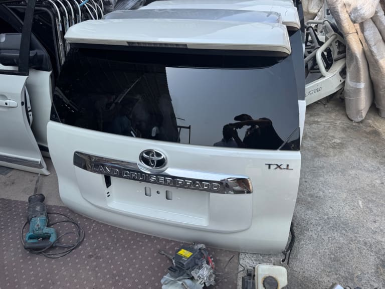 Trunk lid Toyota Land Cruiser Prado GDJ150 GDJ150L GDJ150W GDJ151W GRJ150 GRJ150L GRJ150W GRJ151W KDJ150 KDJ150L LJ150 LJ150L TRJ150 TRJ150L TRJ150W GRJ152L 1GD-FTV 1GR-FE 1KD-FTV 1KZ-TE 2L-TE 2TR-FE 3RZ-F 3RZ-FE 5L-E 5VZ-FE 7GR-FKS T24A-FTS used in Sharjah