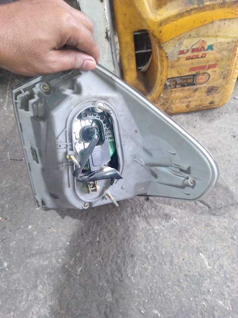 Tail lights Lexus RX MCU33 MCU38 3MZ-FE used in Sharjah — photo 2