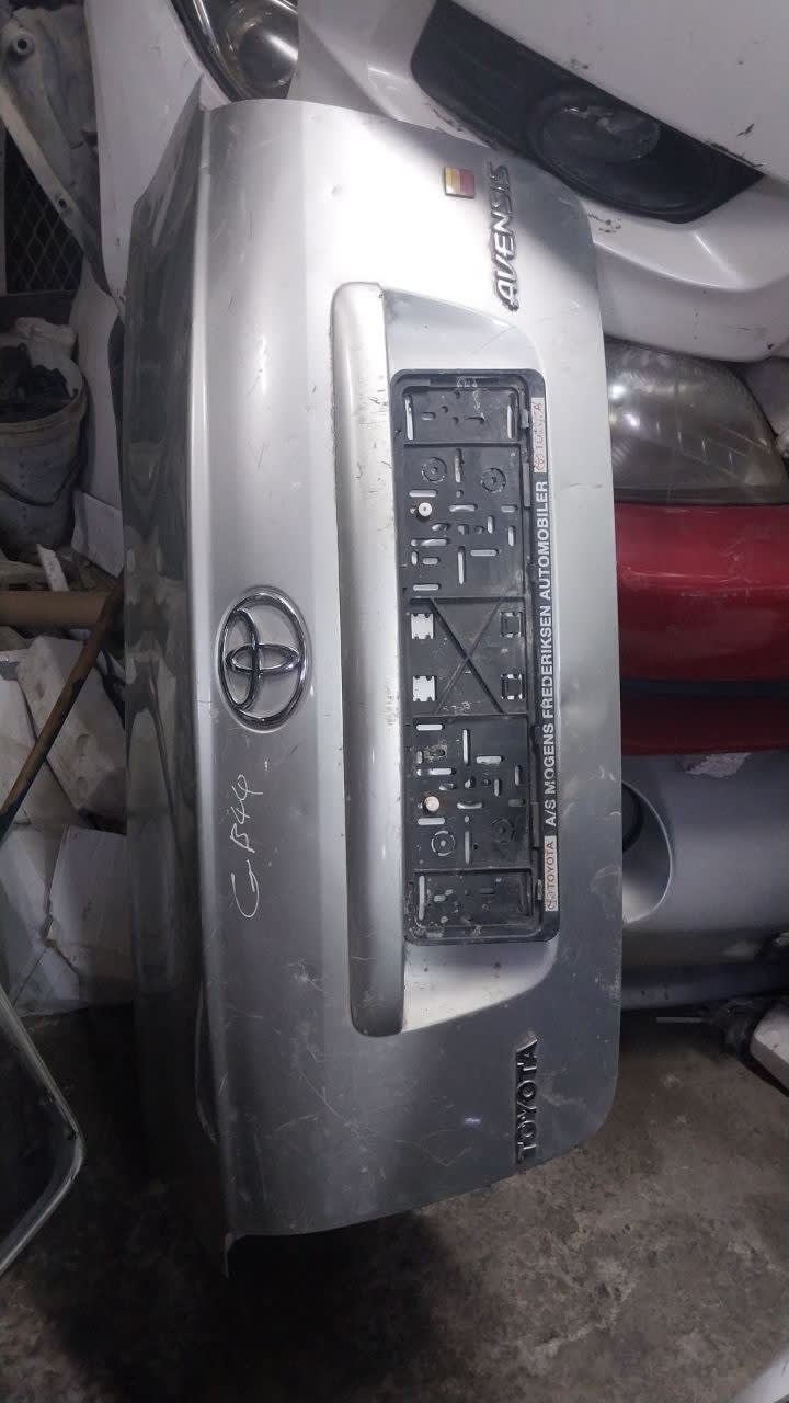 Trunk lid Toyota Avensis ADT250 ADT251 AZT250 AZT250L AZT250W AZT251 AZT251L AZT251W AZT255 AZT255W CDT250 ZZT250 ZZT251 ZZT251L 1AD-FTV 2AD-FHV 2AD-FTV 1AZ-FSE 2AZ-FSE 1ZZ-FE 3ZZ-FE used in Sharjah — photo 2