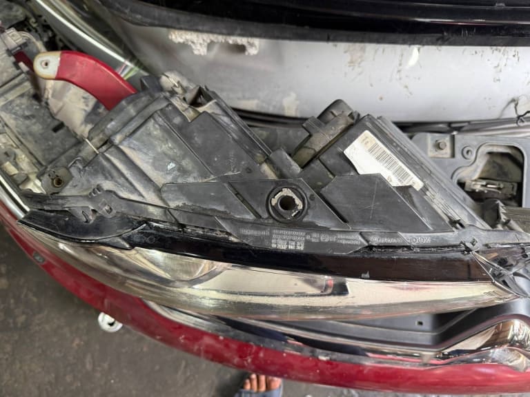 Bumper + Grille + Headlights Volkswagen Passat used in Sharjah — photo 2