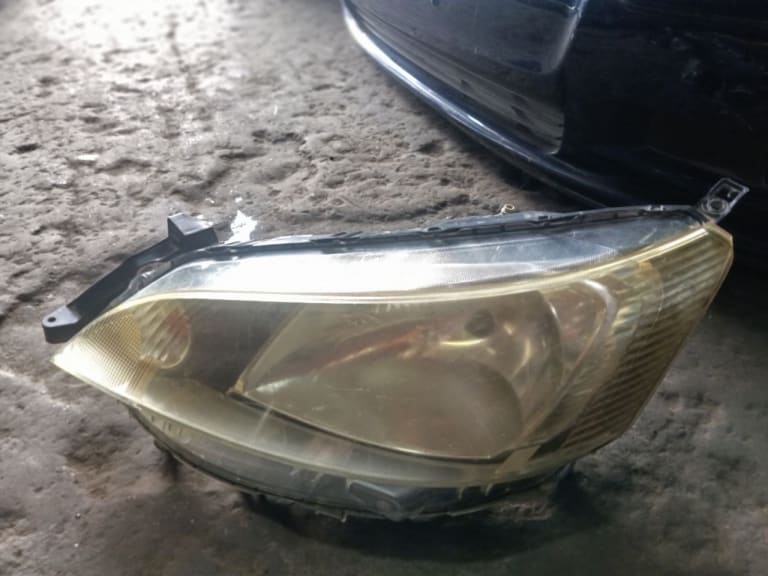 Headlights Nissan NV200 M20 HR16DE used in Sharjah