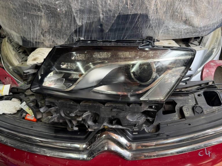 Headlights Audi Q5 used in Sharjah