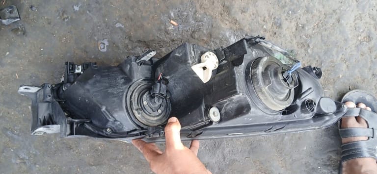 Headlights Mazda CX-7 used in Sharjah — photo 5