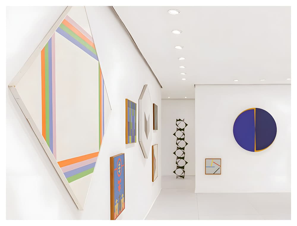 Lirismo formal da arte geométrica na DAN Galeria