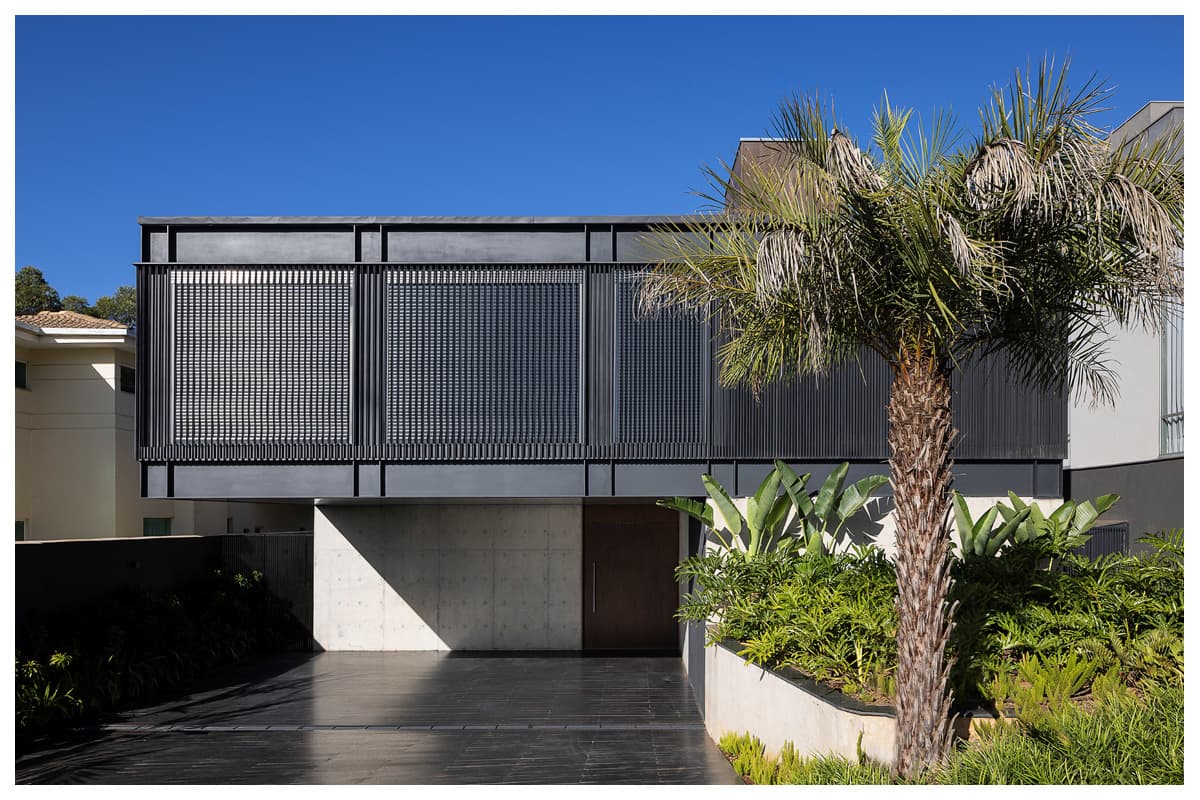 Arquitetura residencial em aço integrada com a paisagem local