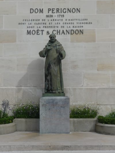 Standbeeld van Dom Perignon in Epernay