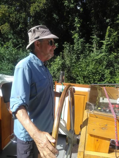 Een passagier aan het stuurwiel