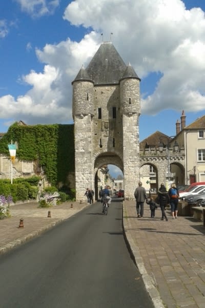 Middeleeuwse toegangspoort in Moret-sur-Loing Middeleeuwse toegangspoort in Moret-sur-Loing
