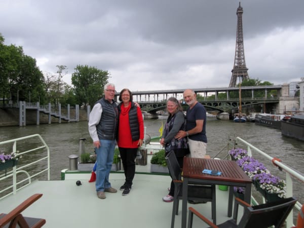 Seine, binnenvaren van Parijs op Barge Johanna met zcht op de Eiffel toren