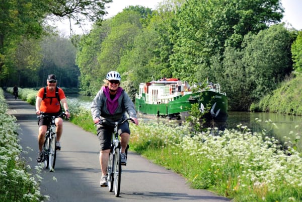 Fietsen langs het kanaal.