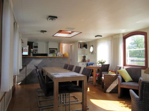 Woonkamer met open keuken