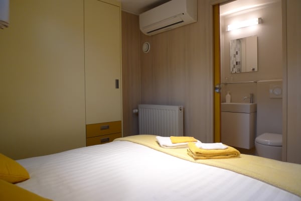 Gele kamer met badkamer