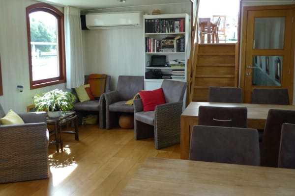 Woonkamer met zithoek en zicht op terras