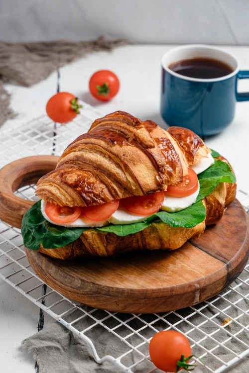 Pesto Mozzarellalı Kruvasan