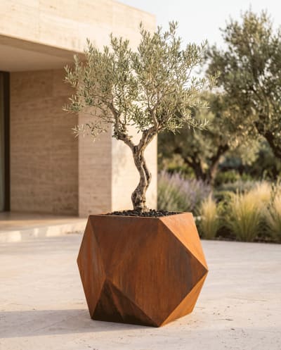 Origami Saksı – Katlanmış Yüzeyli Metal Dış Mekân Ekim Kabı · Corten Görünümlü Oksit