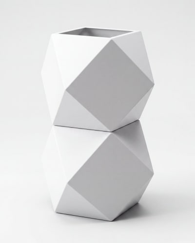 Origami Saksı – Katlanmış Yüzeyli Metal Dış Mekân Ekim Kabı · Mat Beyaz
