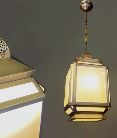 Kare Formlu Sade Fener Sarkıt – Opal Camlı Pirinç Avize 30 cm