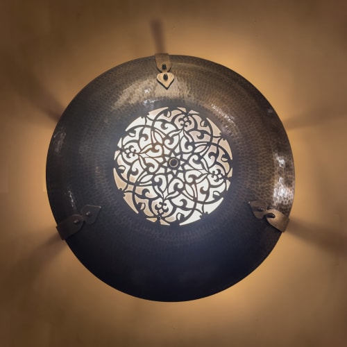 Patterned Shield Wall Sconce – Hammered Dome with Cut Medallion, Ø40 cm