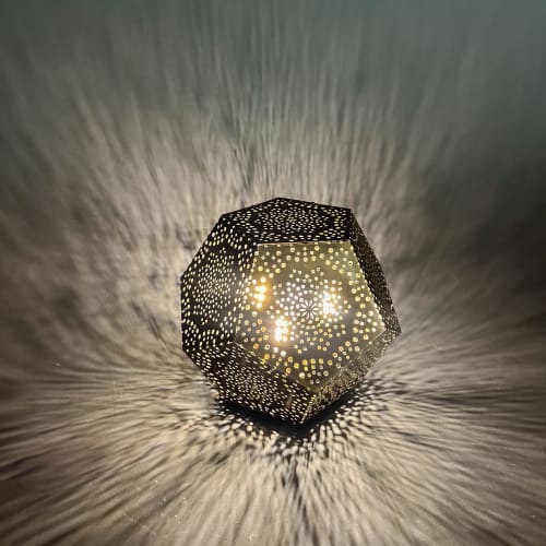 Dodekahedron Masa Lambası – On İki Yüzlü Perfore Pirinç