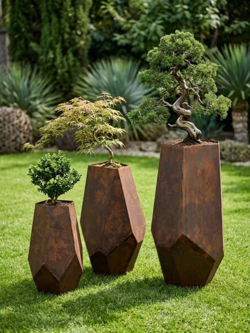 Göktaşı Saksı – Fasetli Geometrik Metal Dış Mekân Ekim Kabı · Corten Görünümlü Oksit