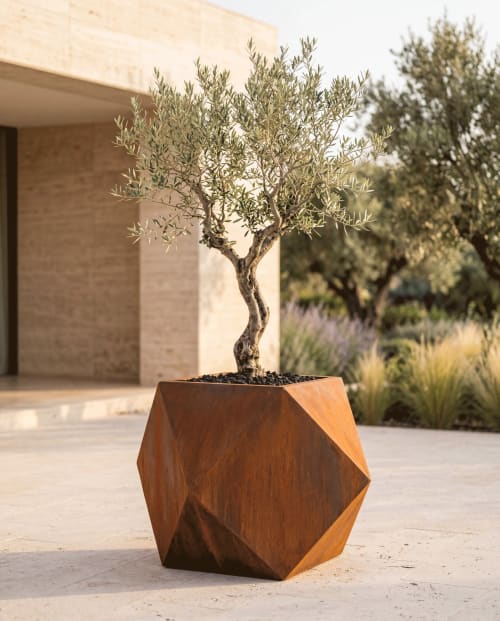Origami Saksı – Katlanmış Yüzeyli Metal Dış Mekân Ekim Kabı · Corten Görünümlü Oksit