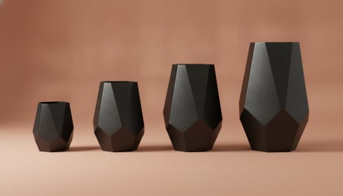 Göktaşı Saksı – Fasetli Geometrik Metal Dış Mekân Ekim Kabı · Mat Siyah