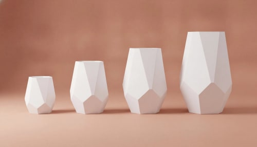 Göktaşı Saksı – Fasetli Geometrik Metal Dış Mekân Ekim Kabı · Mat Beyaz
