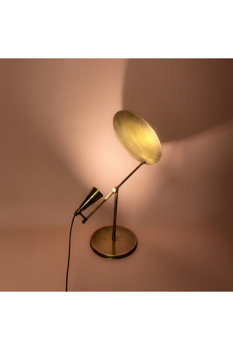 Antique Brass Decorative Table Lamp – Timeless Design (220V)