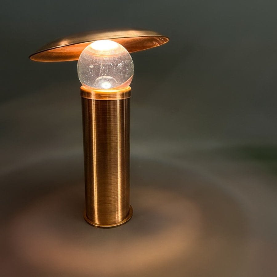 Solaris Masa Lambası – Kristal Küreli Disk Reflektörlü Antik Pirinç Eskitme