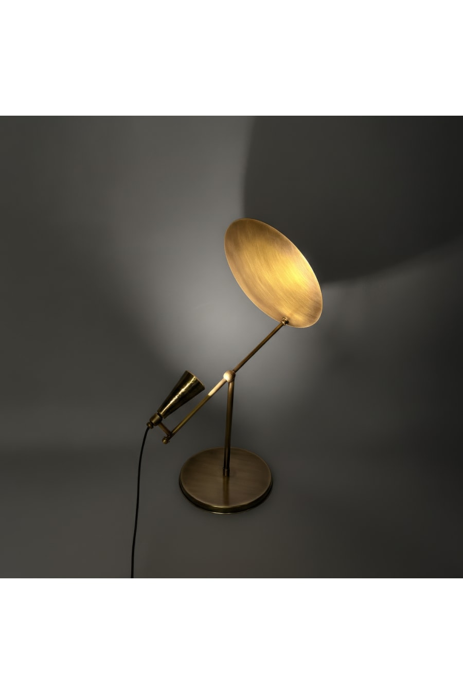 Antique Brass Decorative Table Lamp – Timeless Design (220V)