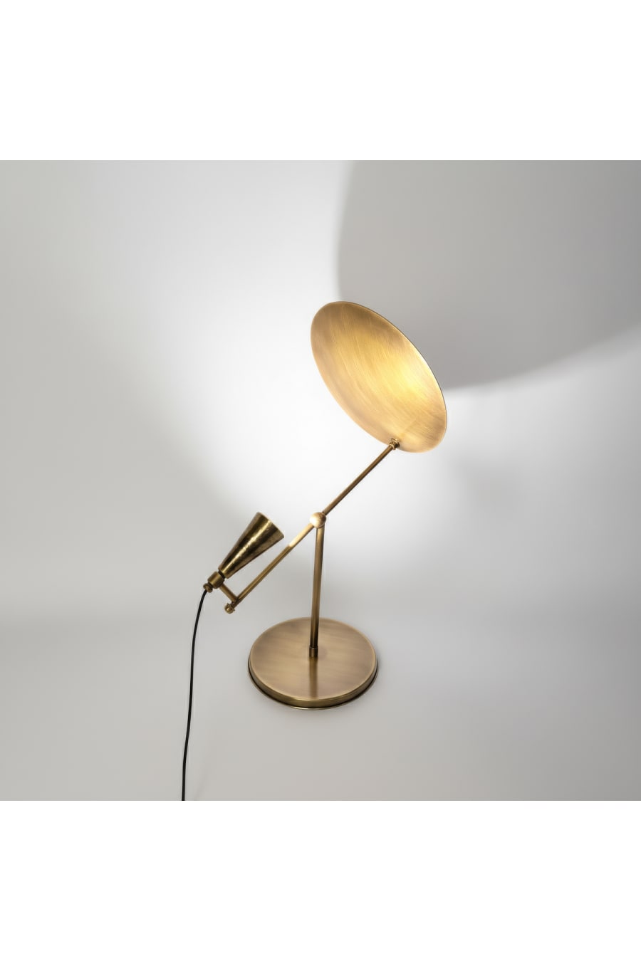 Antique Brass Decorative Table Lamp – Timeless Design (220V)