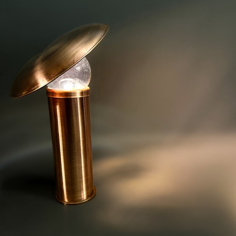 Solaris Masa Lambası – Kristal Küreli Disk Reflektörlü Antik Pirinç Eskitme